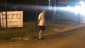 Hombre espera a su hija todas las noches desde hace 3 años para que no vuelva sola a casa Hombre espera a su hija todas las noches desde hace 3 años para que no vuelva sola a casa