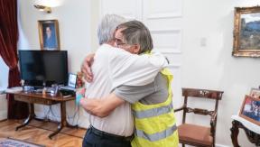Abuelo de joven que lanzó agua a Presidente Piñera le pidió disculpas al mandatario