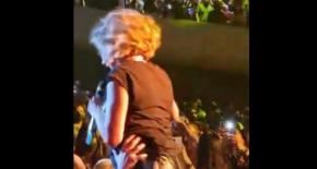 Cantante se tira al público en pleno concierto y nadie la agarra