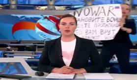 "¡Detengan la guerra!": Periodista irrumpe en noticiero de la televisión rusa para protestar "¡Detengan la guerra!": Periodista irrumpe en noticiero de la televisión rusa para protestar