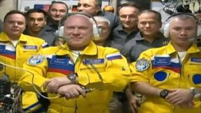 Rusia y Ucrania: cosmonautas rusos abordan la EEI con los colores de la bandera ucraniana Rusia y Ucrania: cosmonautas rusos abordan la EEI con los colores de la bandera ucraniana
