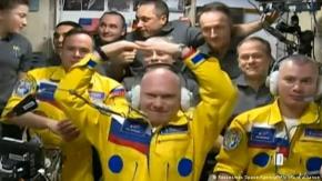 Astronautas rusos llegan a la EEI vestidos de amarillo y azul, colores de la bandera de Ucrania Astronautas rusos llegan a la EEI vestidos de amarillo y azul, colores de la bandera de Ucrania