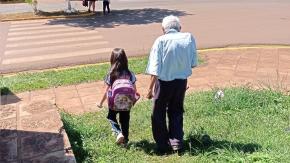 Tierno anciano se vuelve viral: tiene casi 90 años y acompaña todos los días a bisnieta a la escuela Tierno anciano se vuelve viral: tiene casi 90 años y acompaña todos los días a bisnieta a la escuela