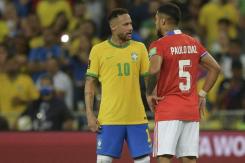 Chile al borde de la eliminación y con bajas: Dos titulares suspendidos no podrán jugar ante Uruguay Chile al borde de la eliminación y con bajas: Dos titulares suspendidos no podrán jugar ante Uruguay