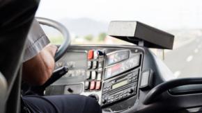 Hombre muere electrocutado luego que un poste de luz cayera sobre su camión Hombre muere electrocutado luego que un poste de luz cayera sobre su camión