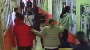 Revelan video de mujer que apuñaló a profesor en liceo de Talcahuano Revelan video de mujer que apuñaló a profesor en liceo de Talcahuano