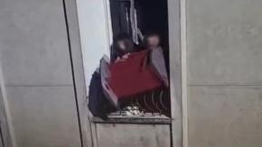 Encapuchados ingresaron a departamento en la Alameda: golpearon a residente y lanzaron muebles Encapuchados ingresaron a departamento en la Alameda: golpearon a residente y lanzaron muebles