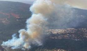 Amenaza viviendas: Declaran Alerta Roja por incendio forestal en la comuna de Valparaíso