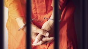 Hombre permitía que sus amigos abusaran sexualmente de su hija a cambio de alcohol y comida