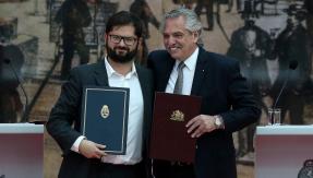 Boric y Fernández sepultan controversia por uso de "Wallmapu": "Eso ya quedó aclarado" Boric y Fernández sepultan controversia por uso de "Wallmapu": "Eso ya quedó aclarado"