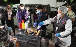 Alcalde realiza fiscalización de carros de comida callejeros tras denuncia por anticuchos de perro Alcalde realiza fiscalización de carros de comida callejeros tras denuncia por anticuchos de perro