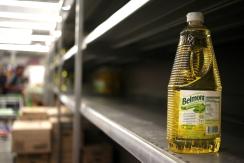 Locura por comprar aceite barato: decenas de personas arrasan con cajas en un supermercado Locura por comprar aceite barato: decenas de personas arrasan con cajas en un supermercado