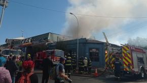 Bomberos combaten incendio en cercanías del terminal de buses de Viña del Mar