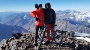 Hazaña de nivel internacional: deportistas chilenos hacen cumbre en el Tupungato en bicicleta Hazaña de nivel internacional: deportistas chilenos hacen cumbre en el Tupungato en bicicleta