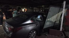 Auto robado queda incrustado en una casa tras persecución en La Florida Auto robado queda incrustado en una casa tras persecución en La Florida