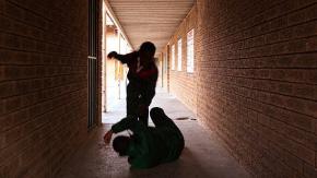 Inglaterra: Arrestan a diez escolares por golpear en grupo y arrancar el pelo a niña de 13 años