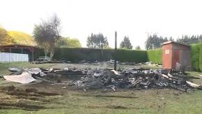 Ataque incendiario en La Araucanía: Cinco cabañas y un camión fueron quemados Ataque incendiario en La Araucanía: Cinco cabañas y un camión fueron quemados