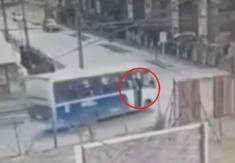 Joven de 23 años en riesgo vital tras caer desde bus en movimiento en Concepción Joven de 23 años en riesgo vital tras caer desde bus en movimiento en Concepción