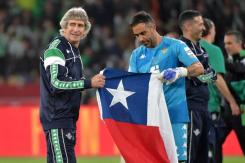 El reconocimiento de Bravo a Pellegrini tras la victoria del Betis: "Toda mi admiración y respeto" El reconocimiento de Bravo a Pellegrini tras la victoria del Betis: "Toda mi admiración y respeto"