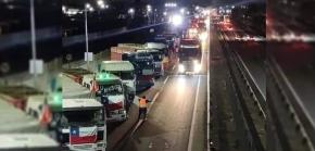 Camioneros cortan pista derecha de la Ruta 5 Sur tras llamado a paro nacional Camioneros cortan pista derecha de la Ruta 5 Sur tras llamado a paro nacional
