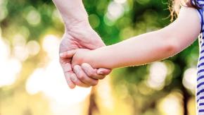 Niña de 4 años muere luego que su abuela la obligara a tomar una botella de whisky frente a su madre Niña de 4 años muere luego que su abuela la obligara a tomar una botella de whisky frente a su madre