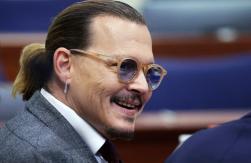 Johnny Depp vuelve a reír a carcajadas en particular interrogatorio de defensa de Amber Heard Johnny Depp vuelve a reír a carcajadas en particular interrogatorio de defensa de Amber Heard