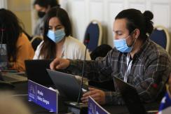 "Es que me estoy duchando": Convencional constituyente pide votar "a viva voz" mientras se bañaba "Es que me estoy duchando": Convencional constituyente pide votar "a viva voz" mientras se bañaba