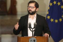 Boric visita a periodista baleada y es insultado por manifestantes a las afueras de la Posta Central Boric visita a periodista baleada y es insultado por manifestantes a las afueras de la Posta Central
