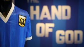 3 cosas insólitas de la camiseta de la "Mano de Dios" que vistió Maradona ante Inglaterra en México 3 cosas insólitas de la camiseta de la "Mano de Dios" que vistió Maradona ante Inglaterra en México