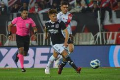 "Regó" la cancha: perro juguetón interrumpe el Curicó vs. Colo Colo y desata risas en el estadio "Regó" la cancha: perro juguetón interrumpe el Curicó vs. Colo Colo y desata risas en el estadio