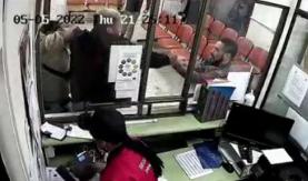 VIDEO: Cámara registra brutal pelea con cuchillos al interior de un consultorio en Coronel VIDEO: Cámara registra brutal pelea con cuchillos al interior de un consultorio en Coronel