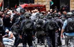 Funeral de periodista palestina marcado por choques con la policía israelí en Jerusalén Funeral de periodista palestina marcado por choques con la policía israelí en Jerusalén