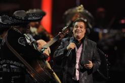 Estafan a joven pagándole con billete con la cara de Juan Gabriel Estafan a joven pagándole con billete con la cara de Juan Gabriel