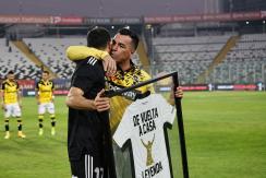 Aplausos, pasillo y camiseta de "leyenda": El emocionante homenaje de Colo Colo a Paredes Aplausos, pasillo y camiseta de "leyenda": El emocionante homenaje de Colo Colo a Paredes