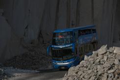 Bus cae a un abismo de cien metros en Perú y deja 11 personas muertas Bus cae a un abismo de cien metros en Perú y deja 11 personas muertas