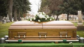Un hombre pidió matrimonio en el funeral de su padre Un hombre pidió matrimonio en el funeral de su padre
