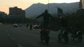 [VIDEO] Arriesgadas maniobras de motoristas en autopistas: Mujer resultó gravemente herida