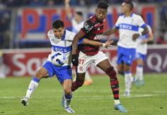 Enfrentamiento entre barristas en Río: hinchas de Flamengo lucen camisetas de la UC como trofeo Enfrentamiento entre barristas en Río: hinchas de Flamengo lucen camisetas de la UC como trofeo