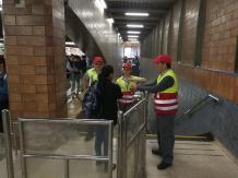 Corte de corriente en Línea 2 del Metro de Santiago por personas sentadas en el andén Corte de corriente en Línea 2 del Metro de Santiago por personas sentadas en el andén