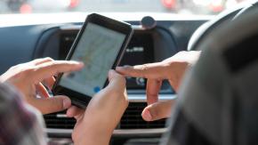 [VIDEO] El épico encuentro entre la voz de Google Maps y la voz del GPS