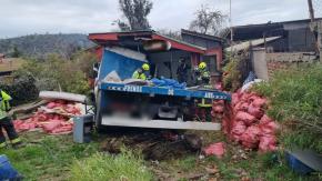 Impactó una casa: Cuatro personas resultan heridas luego que camión chocara a auto en Quilpué Impactó una casa: Cuatro personas resultan heridas luego que camión chocara a auto en Quilpué