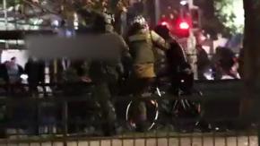 Denuncian que ciclista fue empujado por un carabinero al borde del río Mapocho Denuncian que ciclista fue empujado por un carabinero al borde del río Mapocho