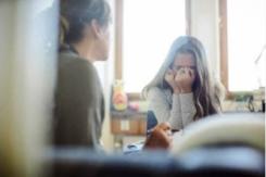 Mujer fue al médico por extraña enfermedad y le cobraron por llorar durante la consulta Mujer fue al médico por extraña enfermedad y le cobraron por llorar durante la consulta