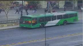 Segundo en el día: encapuchados queman bus de transporte público en la Alameda Segundo en el día: encapuchados queman bus de transporte público en la Alameda