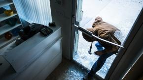 Trabajadores frustraron violento robo contra una joyería: Hubo golpes y hasta sillas voladoras Trabajadores frustraron violento robo contra una joyería: Hubo golpes y hasta sillas voladoras