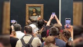 Hombre se acercó en una silla de ruedas y vandalizó la Mona Lisa lanzándole un pastel Hombre se acercó en una silla de ruedas y vandalizó la Mona Lisa lanzándole un pastel