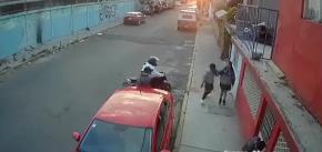 [VIDEO] Novio huye y deja abandonada a su pareja en pleno asalto