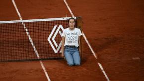 Activista medioambiental protagonizó protesta en semifinal de Roland Garros Activista medioambiental protagonizó protesta en semifinal de Roland Garros