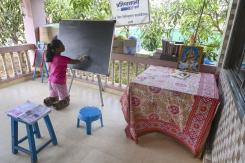 Amputada de pies y manos, profesora india sobrevive gracias a la enseñanza Amputada de pies y manos, profesora india sobrevive gracias a la enseñanza