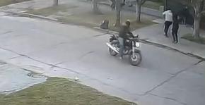 Policía de civil le disparó en la cara a un "motochorro" cuando intentó asaltar a una abuela Policía de civil le disparó en la cara a un "motochorro" cuando intentó asaltar a una abuela